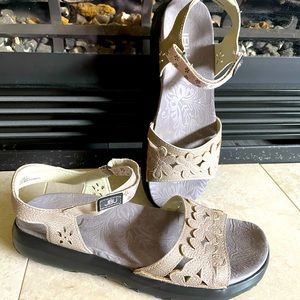JBU wildflower sandal size 6
